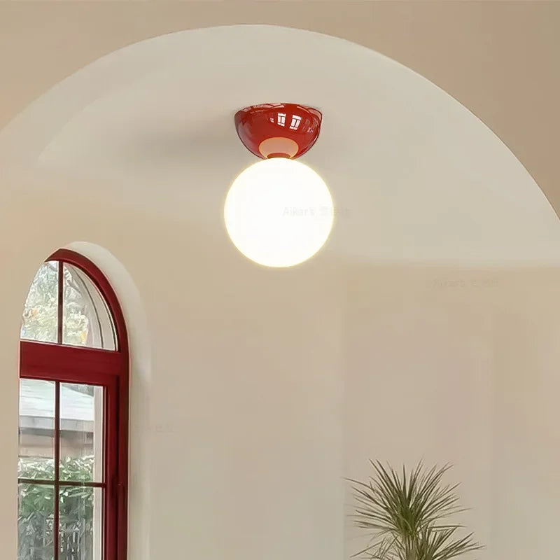 Dome — Plafonnier design Bauhaus en verre, luminaire compact et élégant